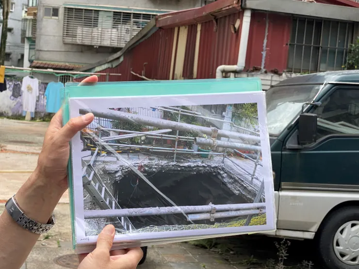 何老師目擊鐵皮屋前正在進行下水道涵管維修。證實了萬盛溪仍在此地流動