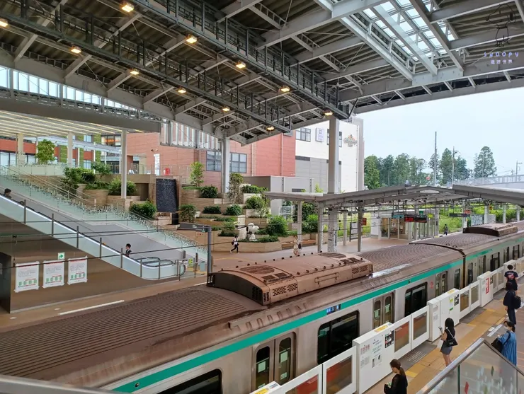 南町田ＧＲＡＮＤＢＥＲＲＹ公園站設計的很綠意盎然，很有特色