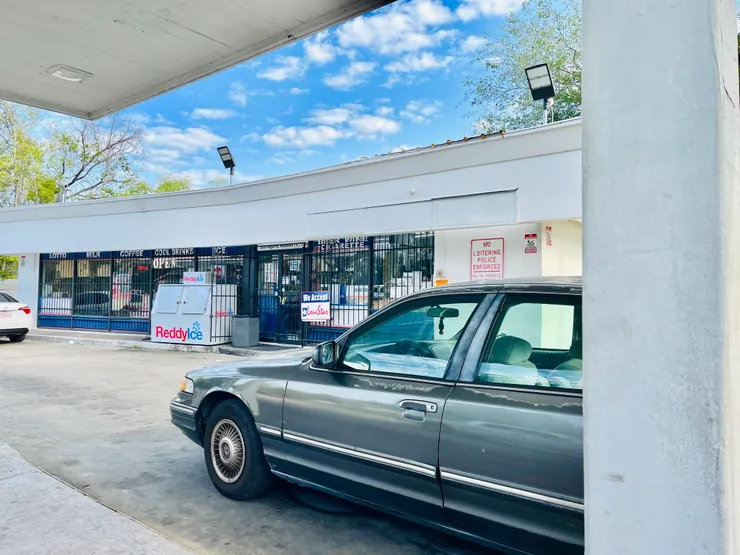 加油站附設的便利商店幾乎都很怕被破窗