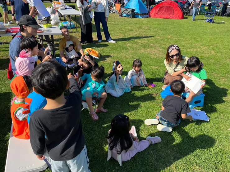 女兒正在說故事