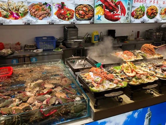 滿滿的沒有冷藏的海鮮，"海鮮專家"偉德連碰都不敢碰