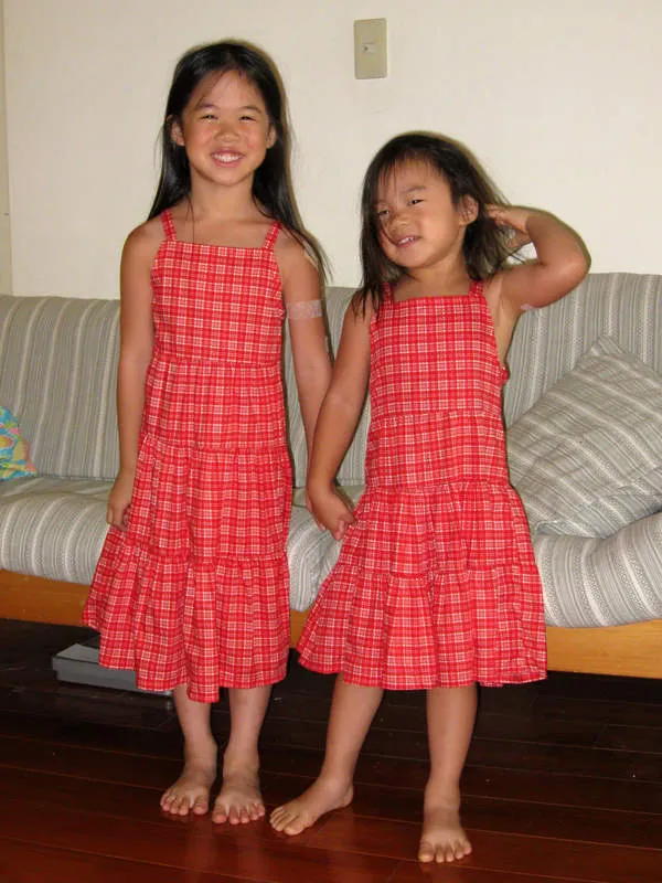 幫兩姐妹做了同花色的蛋糕洋裝