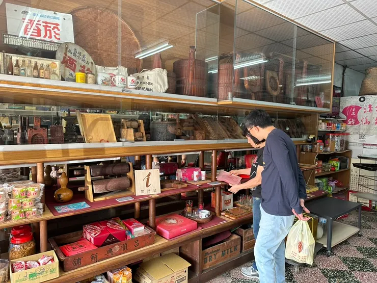 百年糕餅店除了賣甜點，也在店內展示他們的歷史故事