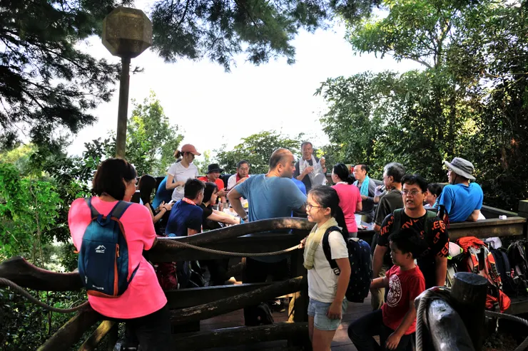 【黑松亭人聲鼎沸分餅撥柚】