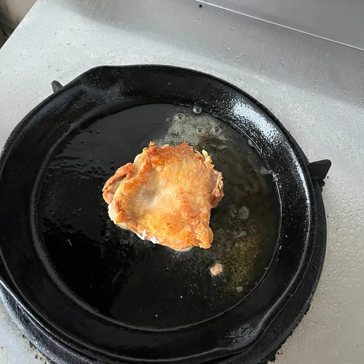 用鑄鐵鍋小火慢煎的雞肉，可以慢慢把皮煎脆，是我很喜歡的方式，鐵鍋或不沾鍋我反而很難煎成這樣
