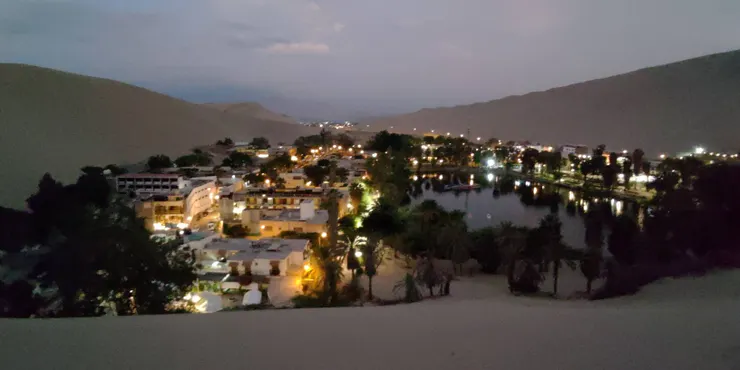 當夜幕落下，Huacachina 華燈亮起，又是另一個新的世界