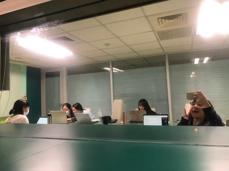 後方偷看同學作業的就是我。小組的成員都超級優秀，後來有組員到美國進修電腦科學。
