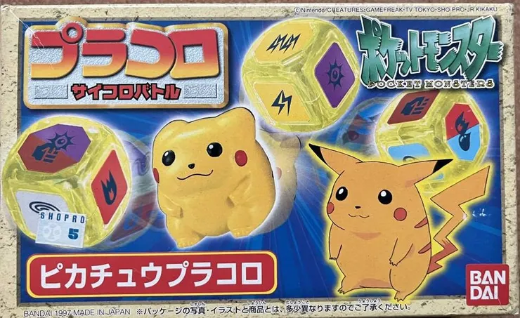 一切的起點：1997 年由 Bandai 發行的初代皮卡丘 PLAKORO。當時的『構築』概念還停留在實體組件的收集與外掛，是許多老玩家心中的重力對戰經典。