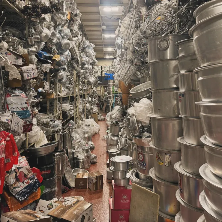 廚具店，金光閃閃