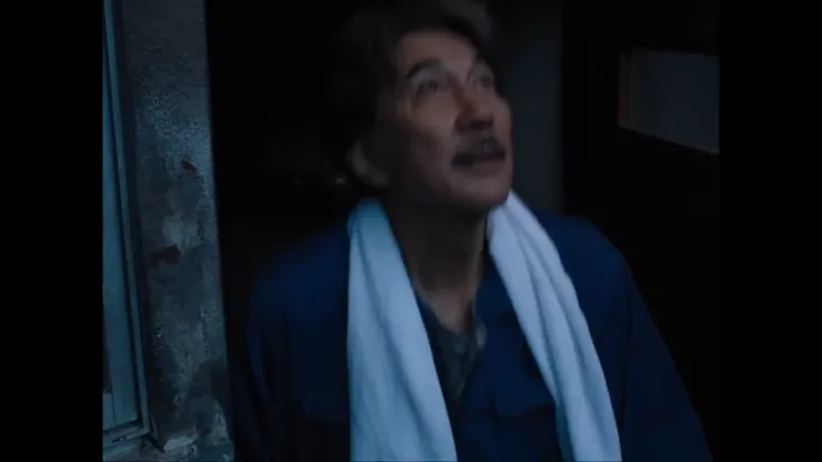 早上起床的時候，平山會仰望天空，帶著一抹笑意，好似一種感謝大地的浪漫儀式。