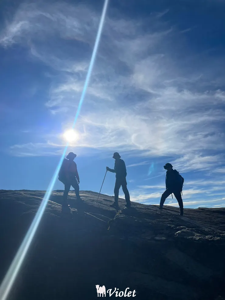 嘉明湖山屋前巨石(照片由隊友提供)