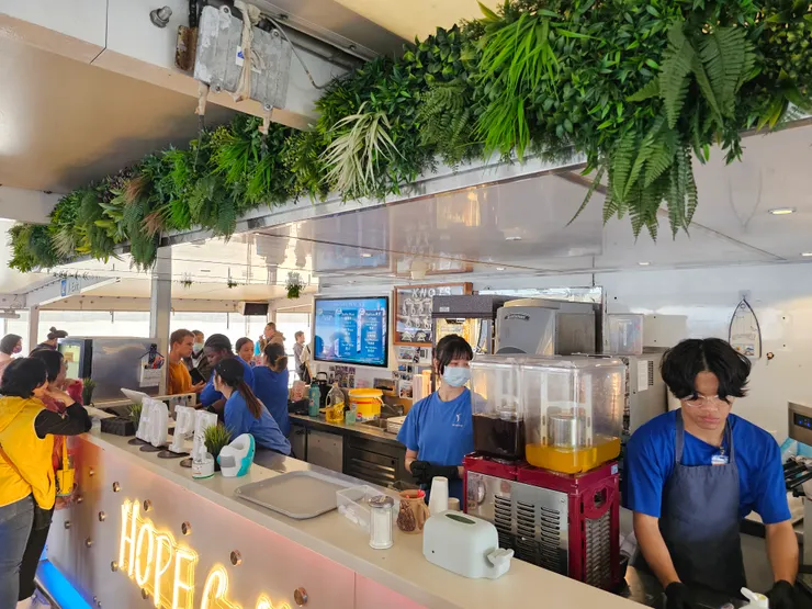 船上還有咖啡廳,販賣咖啡、冰淇淋、爆米花等點心。店員們來自各國,藉此檢驗我英文點餐的能力