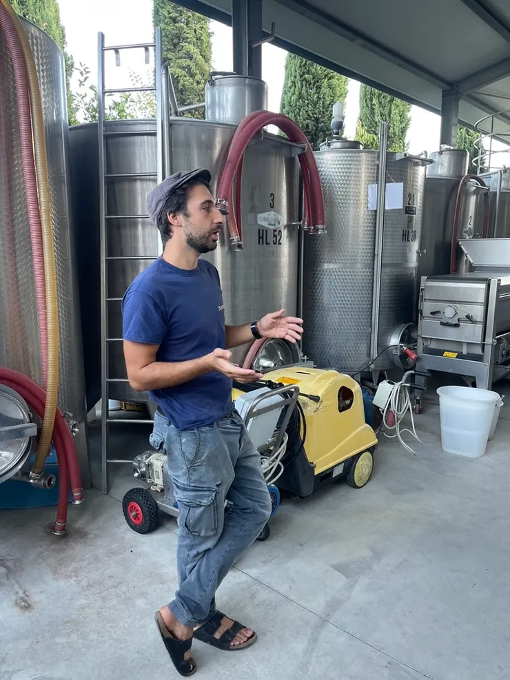 少莊主 Errico 在介紹戶外發酵槽