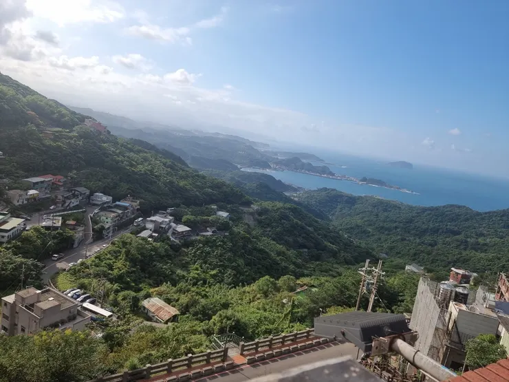 圖6：從里程碑處往下拍，藍藍的天~碧綠的山~陽光從軟綿的雲朵中透出來，此情此景，令我心曠神怡啊！