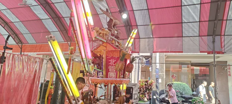 家私虎側邊固定著燈管與笛子