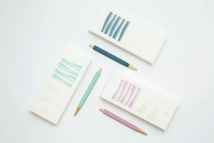 圖說：物外YSTUDIO推出的「海洋永續原子筆」為海而生，使用台灣廢棄漁網原料「海洋再生尼龍」製成筆身，以海為題，將一日之中海色的變化用色彩呈現。（資料來源：物外YSTUDIO）