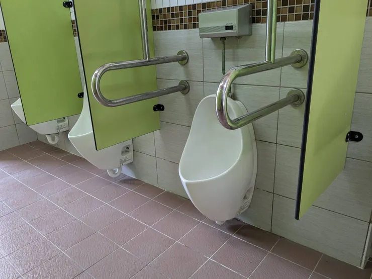 台南某國小新建廁所的小便斗有多種尺寸