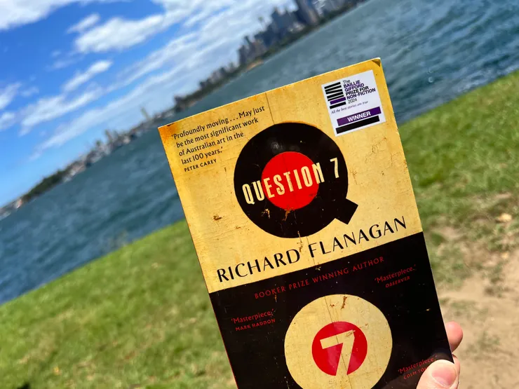 以塔斯馬尼亞與日本為背景，這本小說有著淡淡的憂傷。