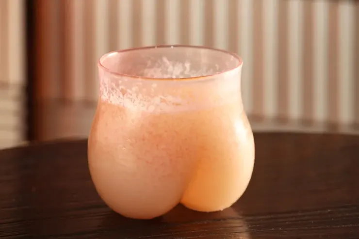 ▲在水蜜桃知名產地岡山，享用白桃果汁。(圖片摘自有鄰庵官網)