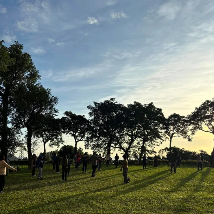 早餐前會到戶外進行正念動禪,伸展身體