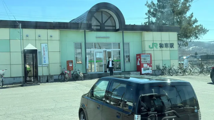 到達和寒站，站務人員確認上下車人員車票。