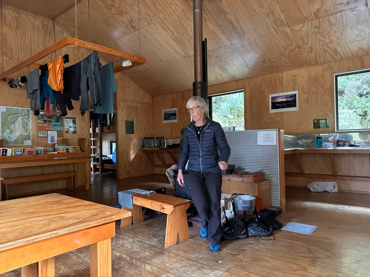 山屋交誼空間一角,渾身濕漉漉的我們走進山屋即感受到一股暖意,換下衣服後坐在落地窗旁聊天,是最大享受。