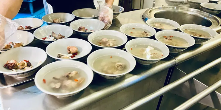 🐠《夜宿海生館》晚餐是自助式的餐點,有菜有飯也有湯。|圖:閒人