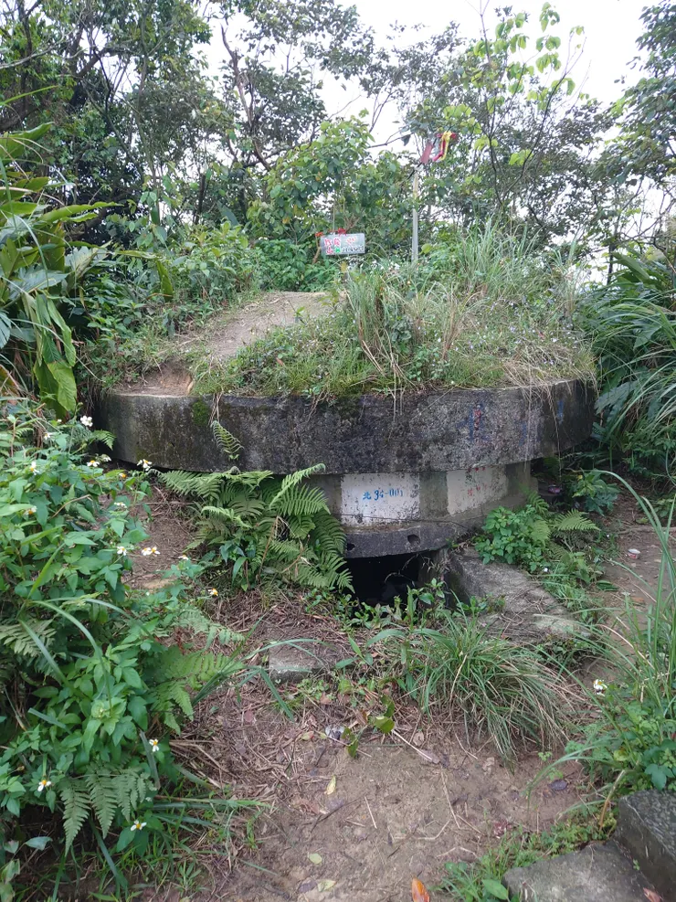 紅龍山三角點位於一座廢棄碉堡上