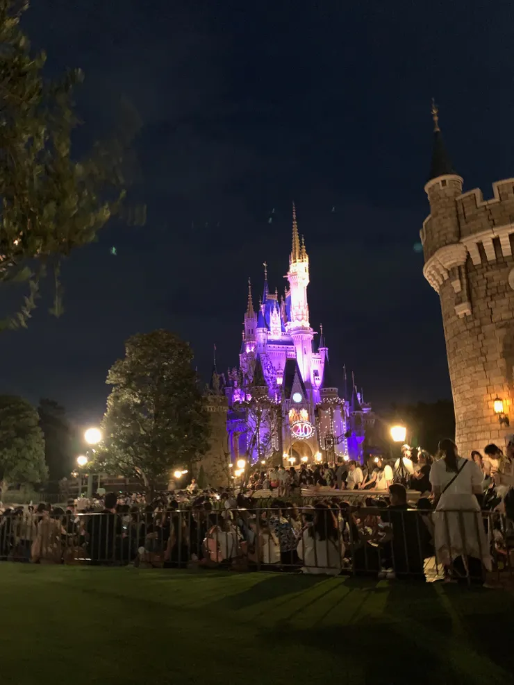 大家找好位置看晚上的遊行，我順便拍拍城堡。