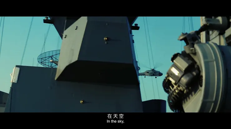 可以看到拉法葉艦體的匿蹤設計、右側艦尾方陣防空快砲。