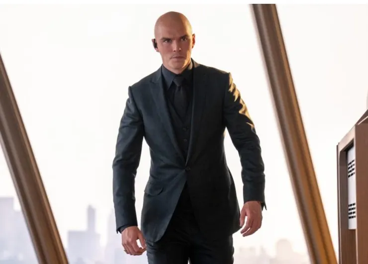 透過麥克風嘶吼著「66B！90S！25G！」等數位化指令，擺動身軀，操控「魔超人」與暴力現場保持絕對「安全距離」的現代式邪惡。這不是肉體的搏鬥，而是意志的遙控。(圖片來源：華納兄弟影業)