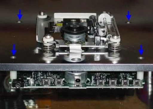 裝好電路板的樣子，箭頭是指塑膠螺絲由上鎖入固定電路板