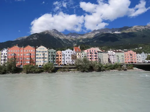 阿爾卑斯山脈下的因河畔