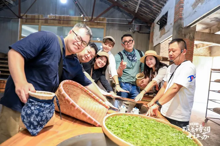 ▲兩岸大V在「陽羨貢茶院」體驗採茶和傳統製茶手藝。（攝影／新浪江蘇）