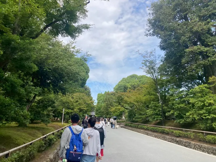 入園區前的碎石道路