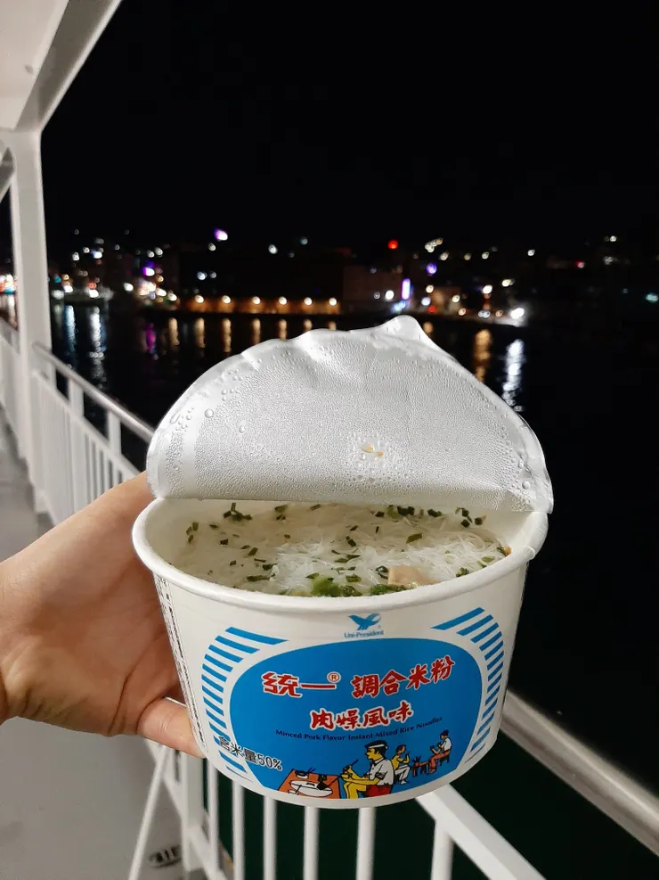 船上儀式感「吃泡麵」