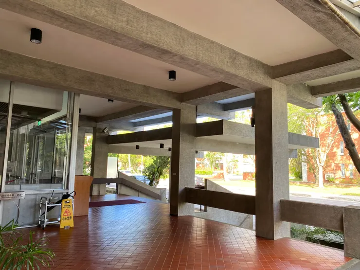 入口前方寬敞的過度空間，有合宜的欄杆可供倚靠、短暫閱讀或休憩。