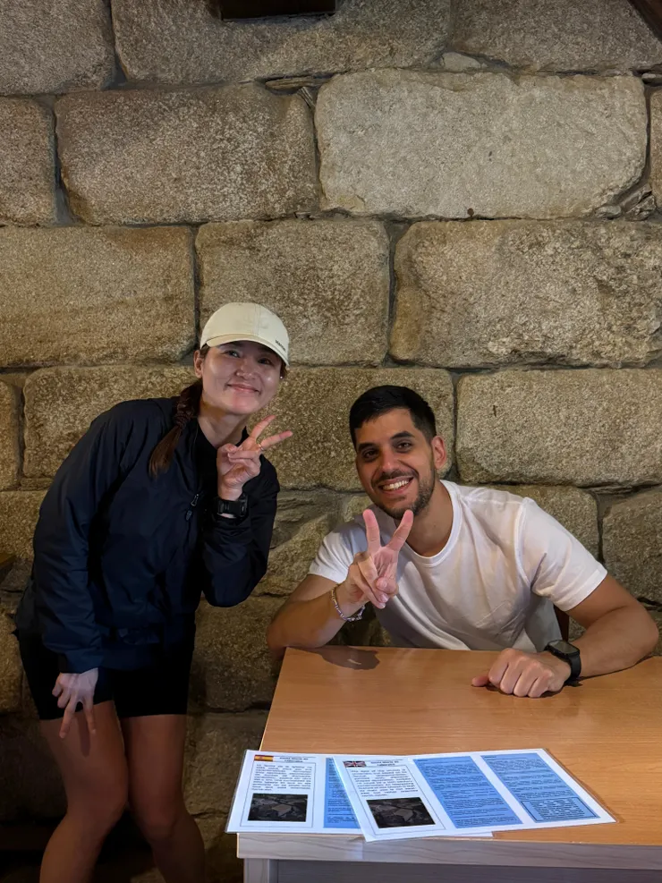 哦！教堂裡有親切的帥哥幫忙蓋章！英文很好還秀了一句你好的中文！必須合照！！😁