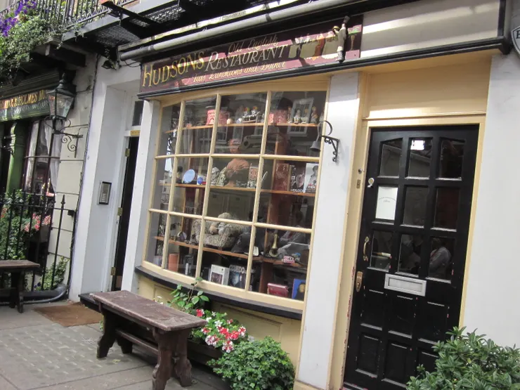 售票處、商品部的門口,小櫥窗充滿英倫風