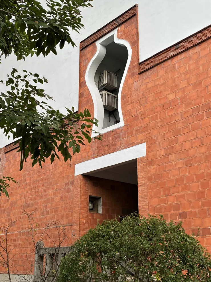 花瓶造型開窗與柳條磚飾帶