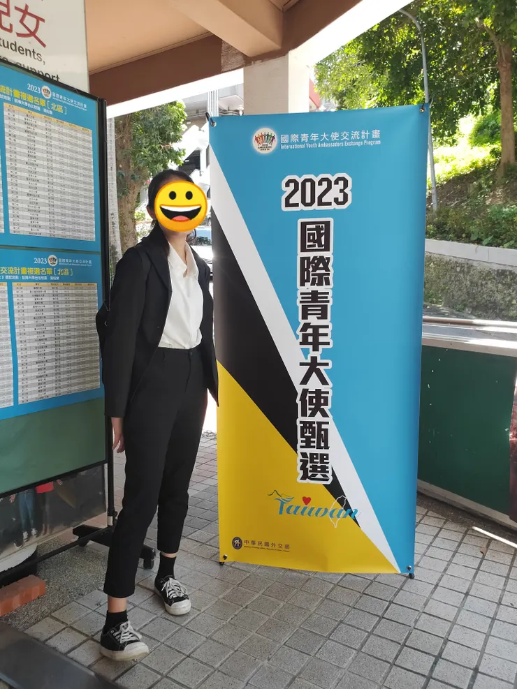 接待人員幫我拍的照片。我帶了高跟鞋去換，所以面試時是穿高跟鞋。