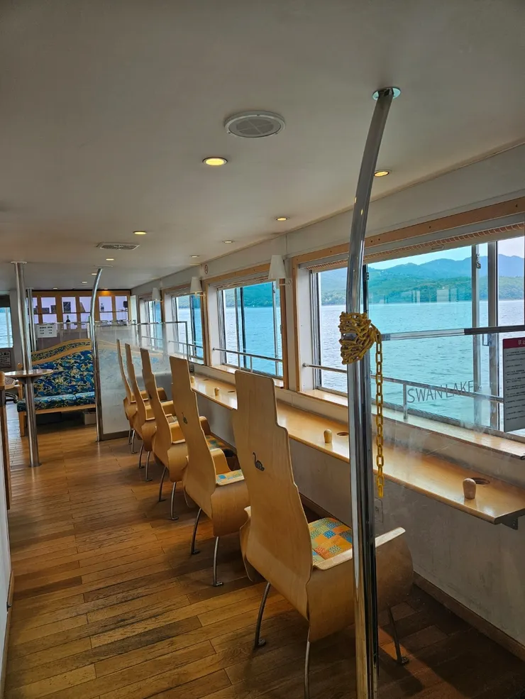 面對戶外的座位竟然沒有人坐