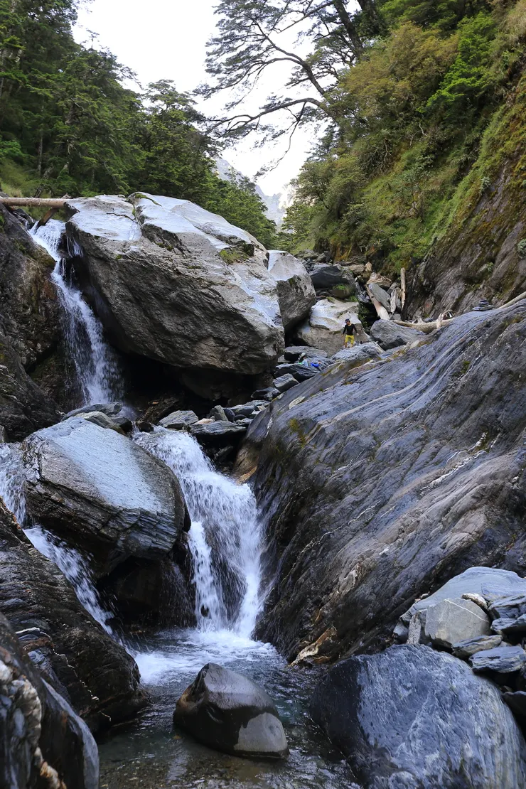 中央尖溪地形十分複雜,無論程度多好的人,都很有可能在任何一個大石或溪溝不小心摔倒,是百岳之中最不宜放生隊友的路線之一