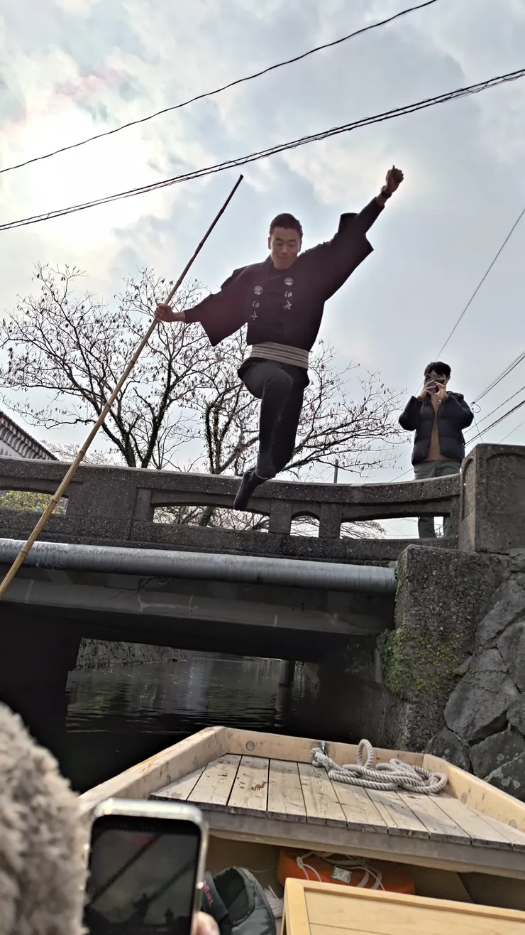 船夫一躍而下的英姿！