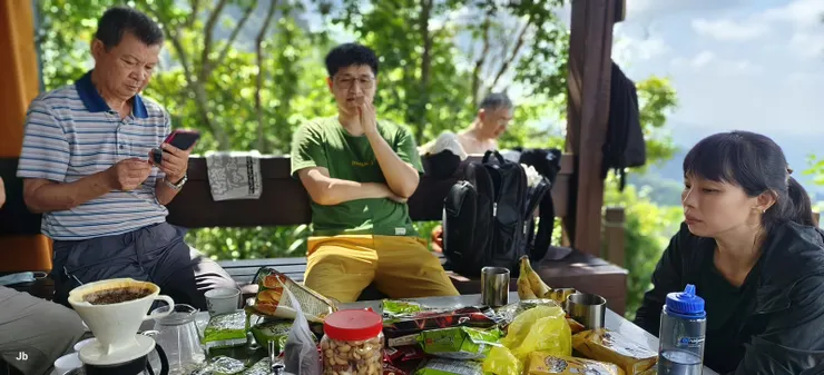 【總是茶、咖啡、水果與各式點心琳瑯滿桌。】