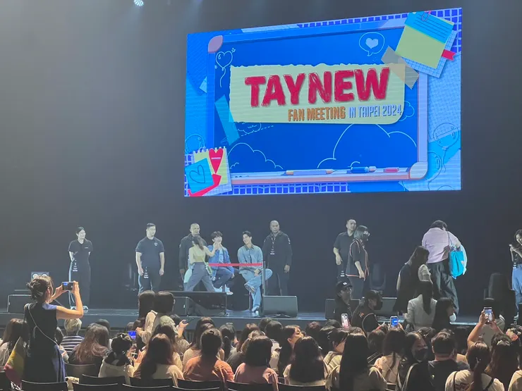 Hi-touch期間台上不能拍照,只好在台下排隊時拍一下