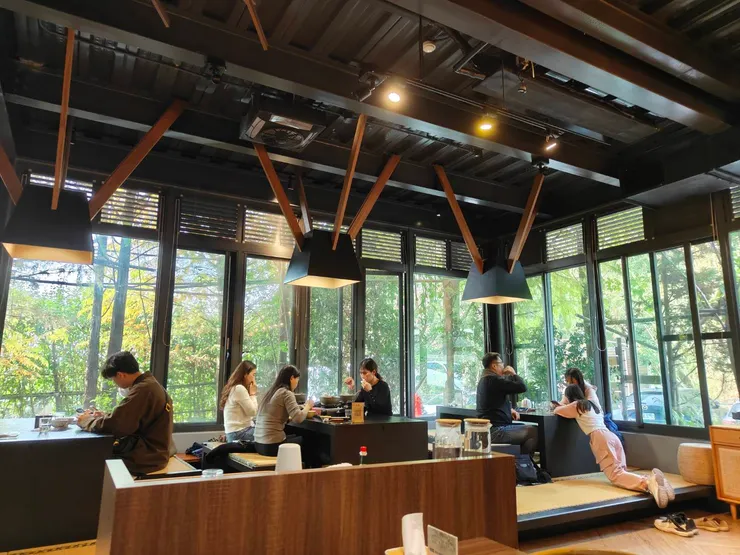 澄石餐廳內的大落地窗，我們太晚來窗邊已經坐滿人