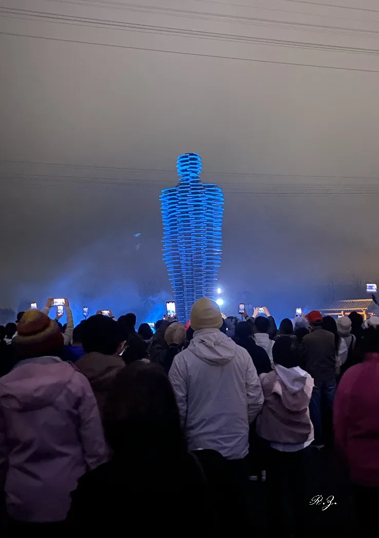 立柱聚合成人形 ([陳傳義]拍攝)