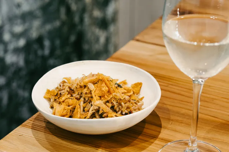 以桂丁雞製成的雞肉飯層次豐富，是嘉義傳統小吃的全新詮釋。