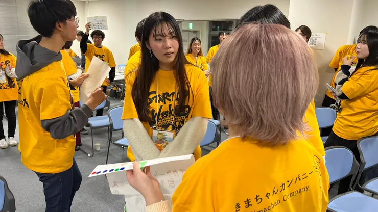 後面有個舉著”傳統工藝“正在努力拉隊友的男子，雖然當時狼狽，卻是我心中最閃亮的一顆星